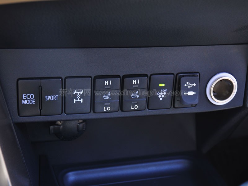 众多功能按键,但正常驾驶的坐姿难以看清这些按钮,稍欠人性化.
