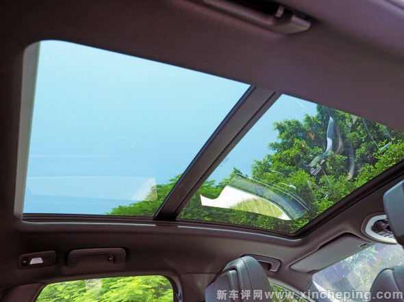 macan标配全景天窗,面积很大,前后排都能享受到敞亮.