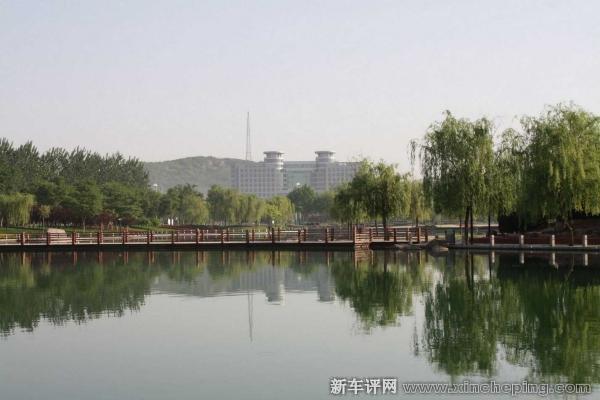 从人工湖远看政务大楼