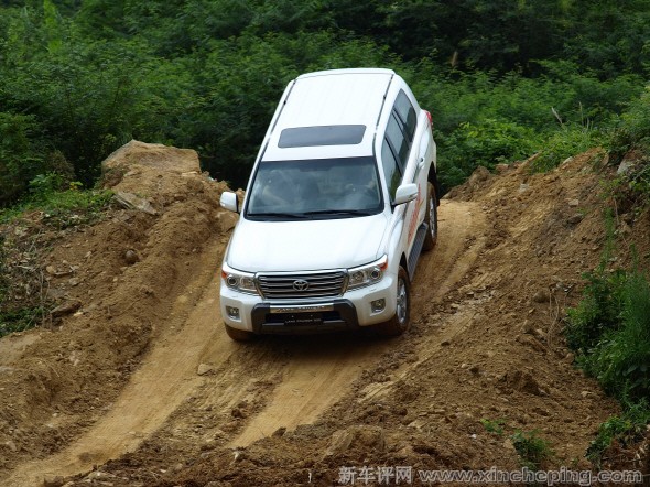 兰德酷路泽46越野低速爬行模式