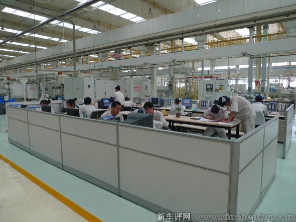 汽车百科 活动点评 长城汽车参观探营第二站:动力事业部  生产线中间
