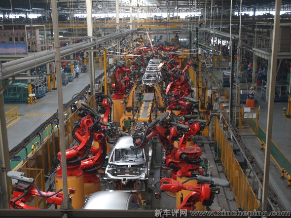 奇瑞焊装三车间有两条生产线,这里是主角是大批红色的comau自动化机器