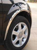 14寸的铝合金轮圈与夏利N5相同，轮拱的线条饱满有力。