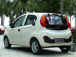 尾部与奔奔mini等车型类似，尾灯“立”在尾厢门两侧较高的位置。