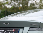 Virage是一款搭载V12发动机的跑车，在阿斯顿马丁的产品阵列中，它的定位介于DB9和DBS之间。