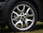 19寸的薄胎也完全不是SUV或者跨界车的路数，完全就是跑车等级的轮胎。