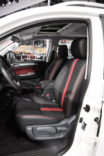 座椅采用红黑相间的配色，让车厢也充满了不羁的性格，整体坐姿偏高，视野不错。