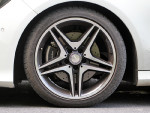 AMG套件最让人着迷的自然是这套18英寸的轮毂，再配上固特异极品飞靴 225/40的高扁平比轮胎，抓地力表现出色。