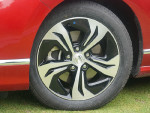 2.4VTI的车型使用这个5辐双色的轮毂。