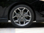 轮毂的造型算30万内最富浪漫精神的一款，顶配车型采用的轮胎规格为205/45 R17。