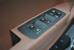 车窗控制按钮有现代全新胜达的影子。