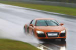 在雨天湿滑的赛道中驾驶依然很稳定，四驱系统起了不少作用。