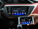 安卓手机无需接线，通过镜面投射就能在车载系统上使用手机功能。