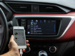苹果内置的音乐播放器跟车载系统完美匹配，用起来很方便，手机或者中控屏幕上操作都可以。