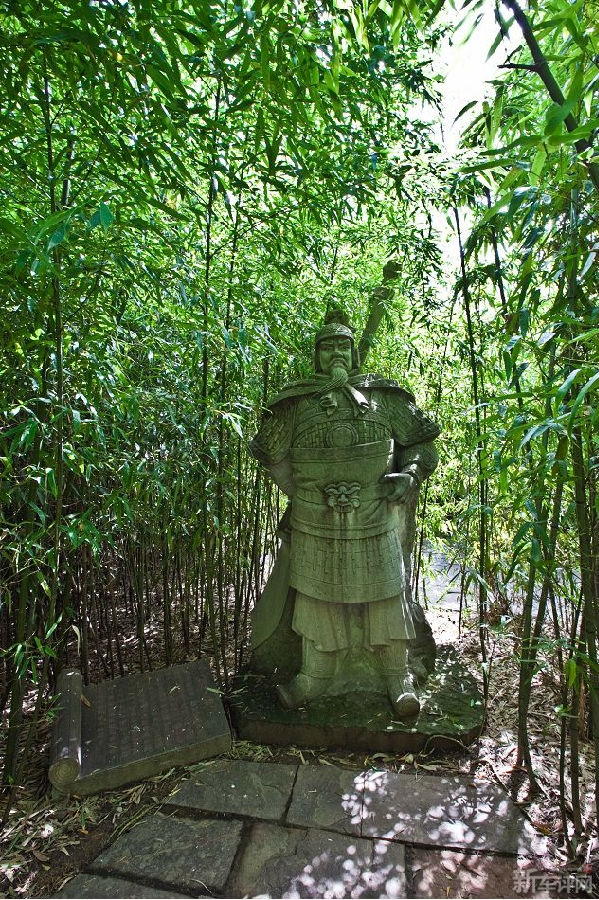 蜀汉人物雕像11尊,除蜀汉先主刘备以外,还有张飞,马超,黄忠,庞统,魏延