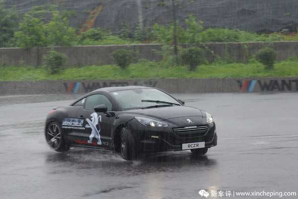 两台车，两公里，一场暴雨，一个好底盘