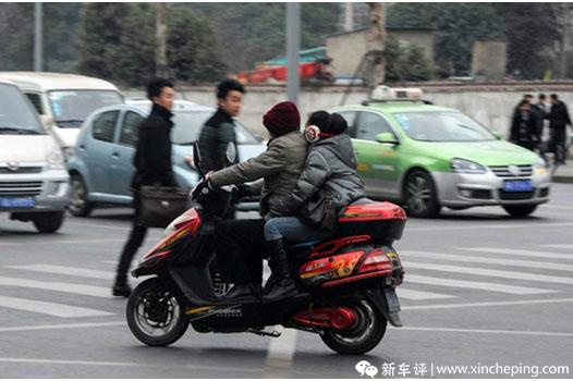 【话题】什么仇什么怨？电动车母子被越野车司机暴打